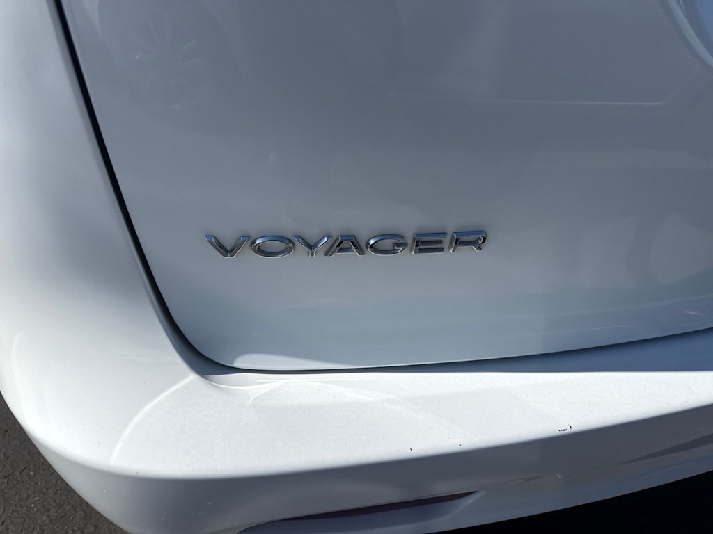 Thumbnail: 2022 Chrysler Voyager - 7