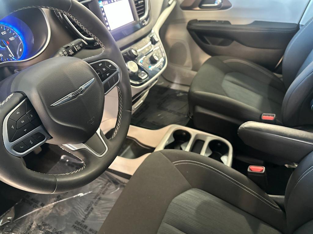 Thumbnail: 2022 Chrysler Voyager - 9