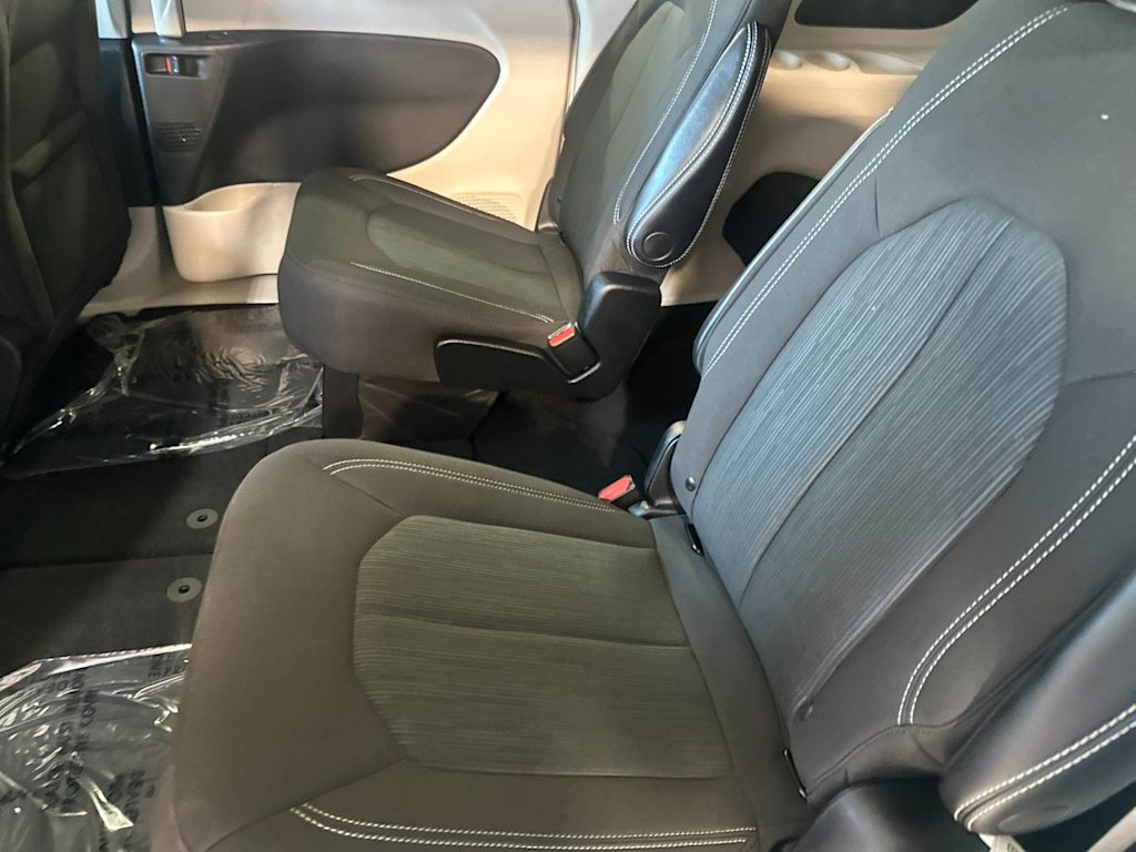 Thumbnail: 2022 Chrysler Voyager - 10