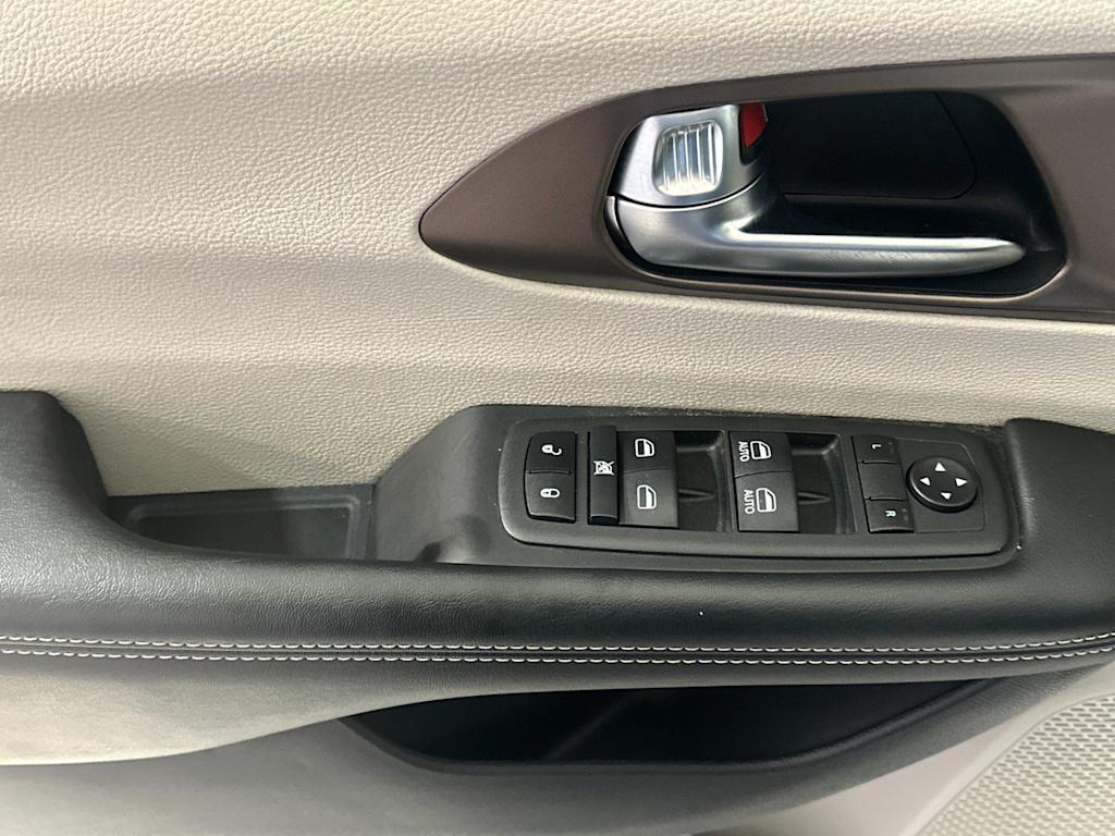 Thumbnail: 2022 Chrysler Voyager - 19