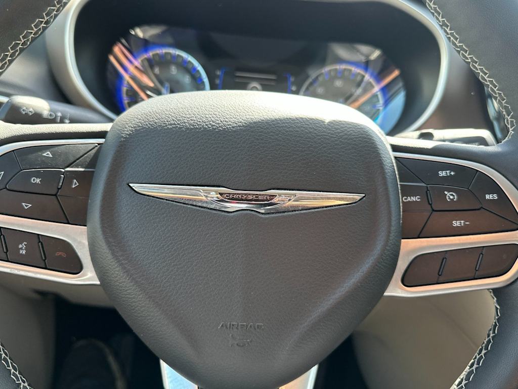 Thumbnail: 2022 Chrysler Voyager - 23