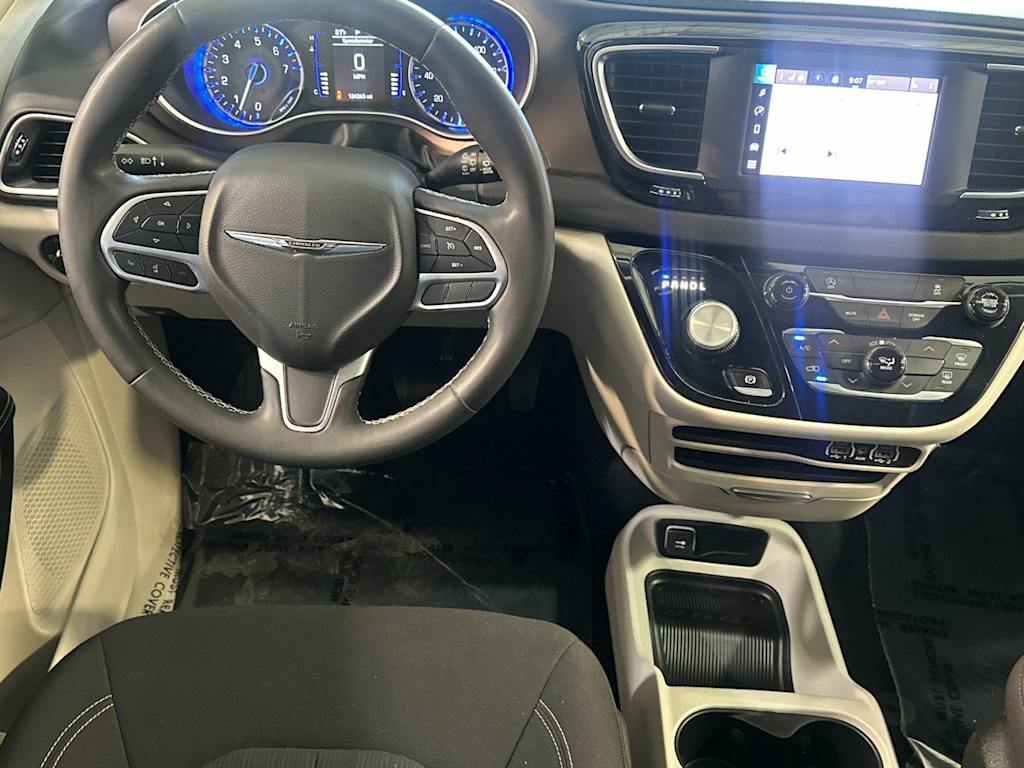 Thumbnail: 2022 Chrysler Voyager - 11