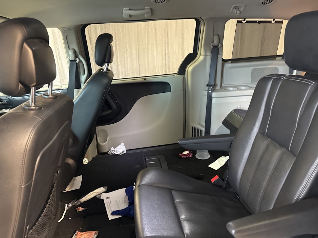 Thumbnail: 2016 Chrysler Town & Country - 8