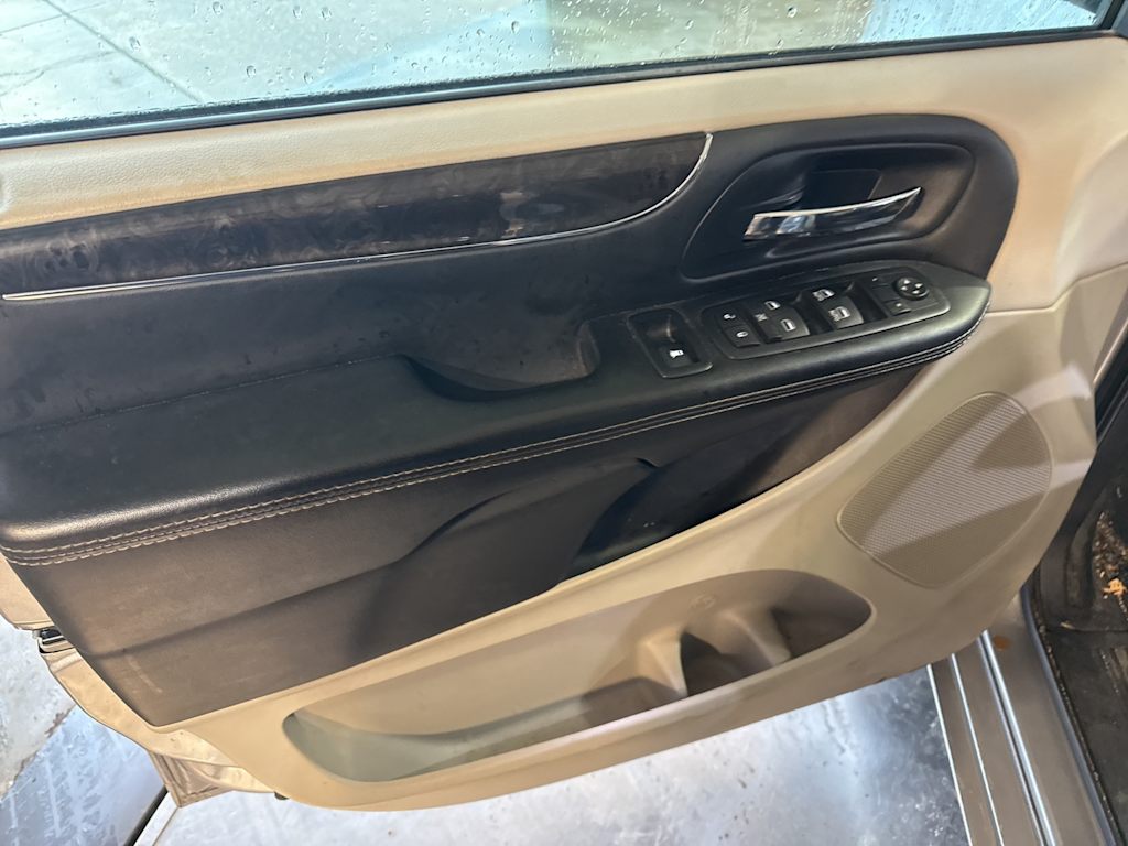 Thumbnail: 2016 Chrysler Town & Country - 19