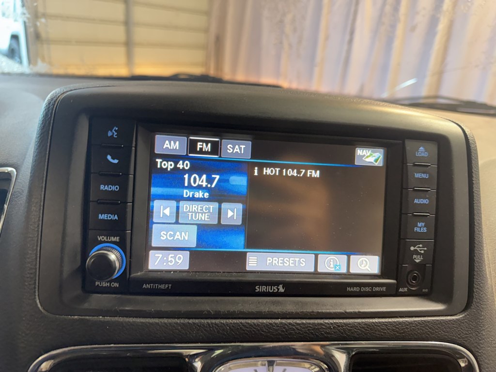 Thumbnail: 2016 Chrysler Town & Country - 9