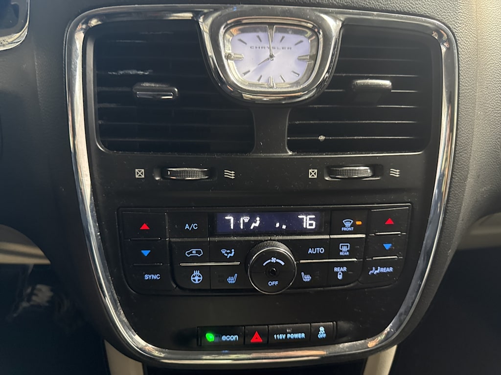 Thumbnail: 2016 Chrysler Town & Country - 20