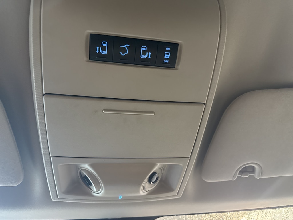 Thumbnail: 2016 Chrysler Town & Country - 22