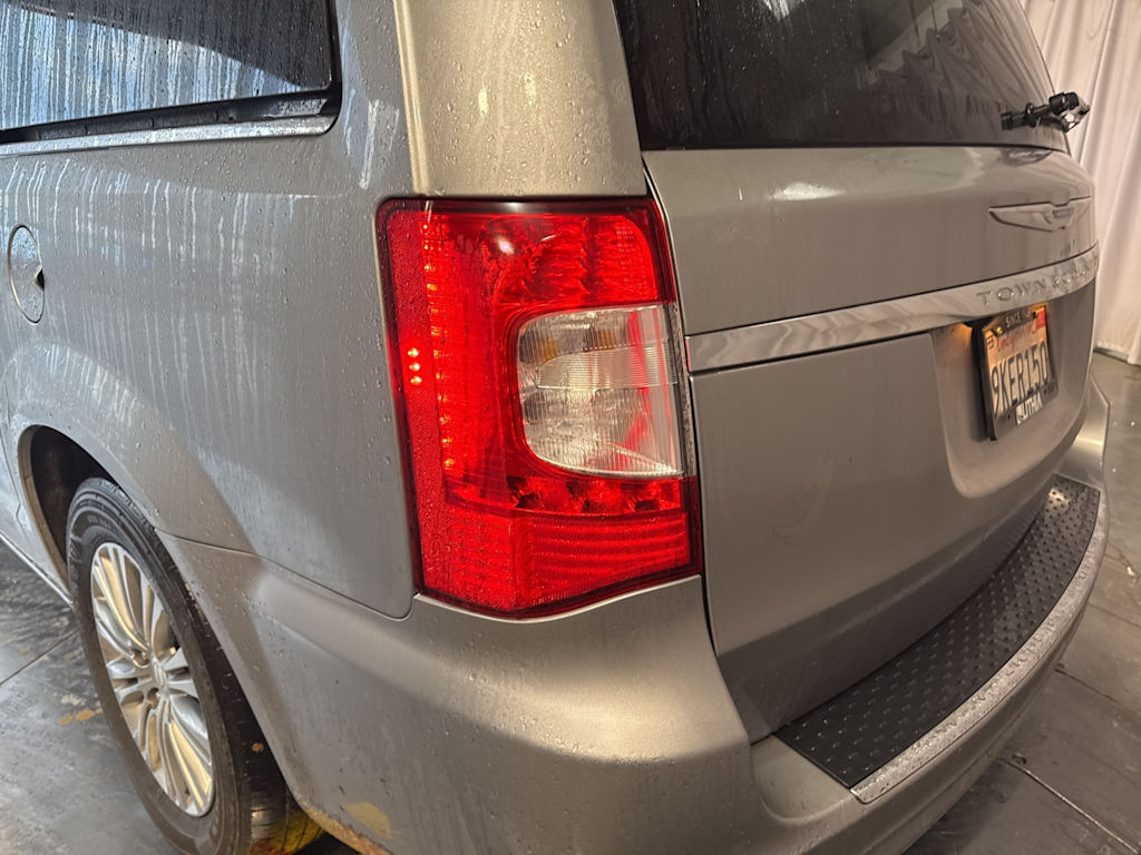 Thumbnail: 2016 Chrysler Town & Country - 16