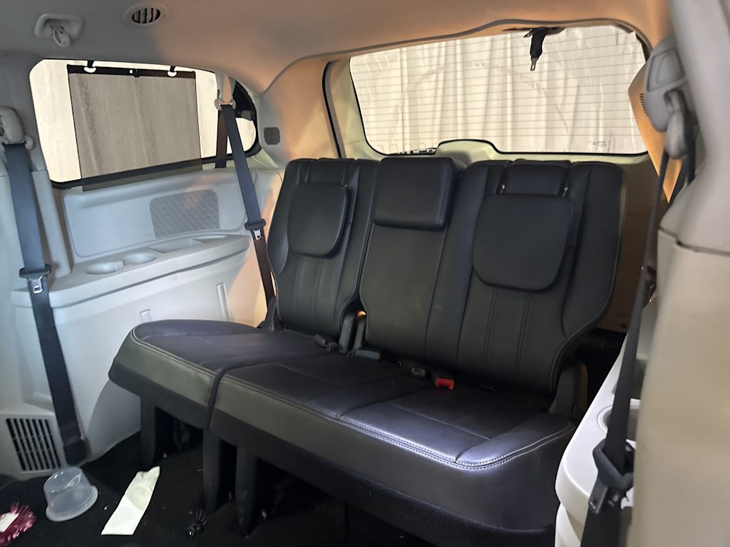 Thumbnail: 2016 Chrysler Town & Country - 18