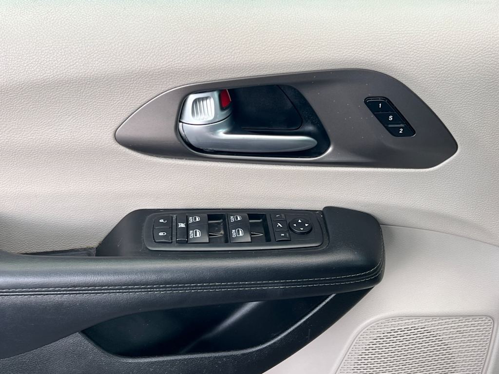 Thumbnail: 2018 Chrysler Pacifica - 21