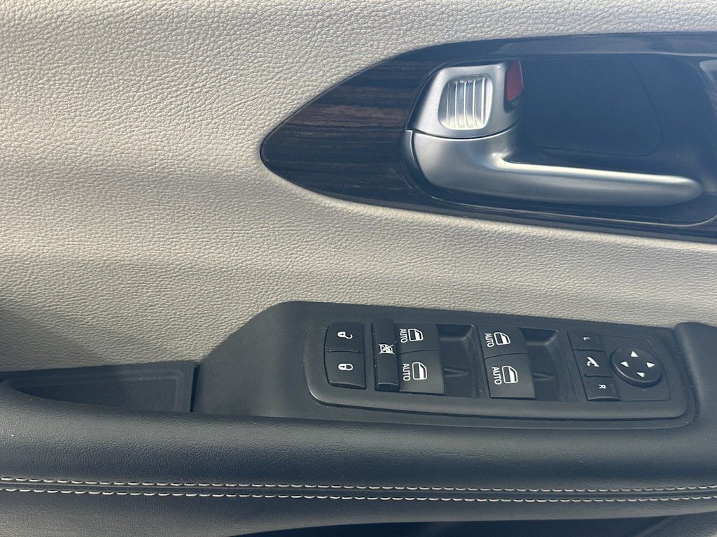 Thumbnail: 2023 Chrysler Pacifica - 18