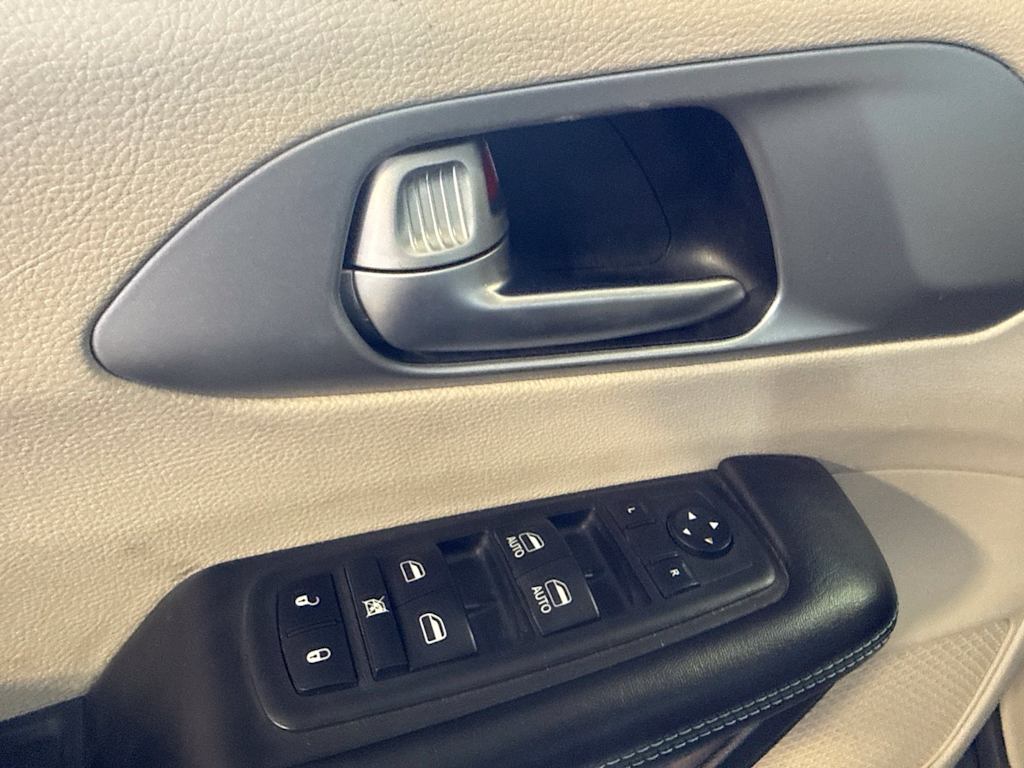 Thumbnail: 2018 Chrysler Pacifica - 22