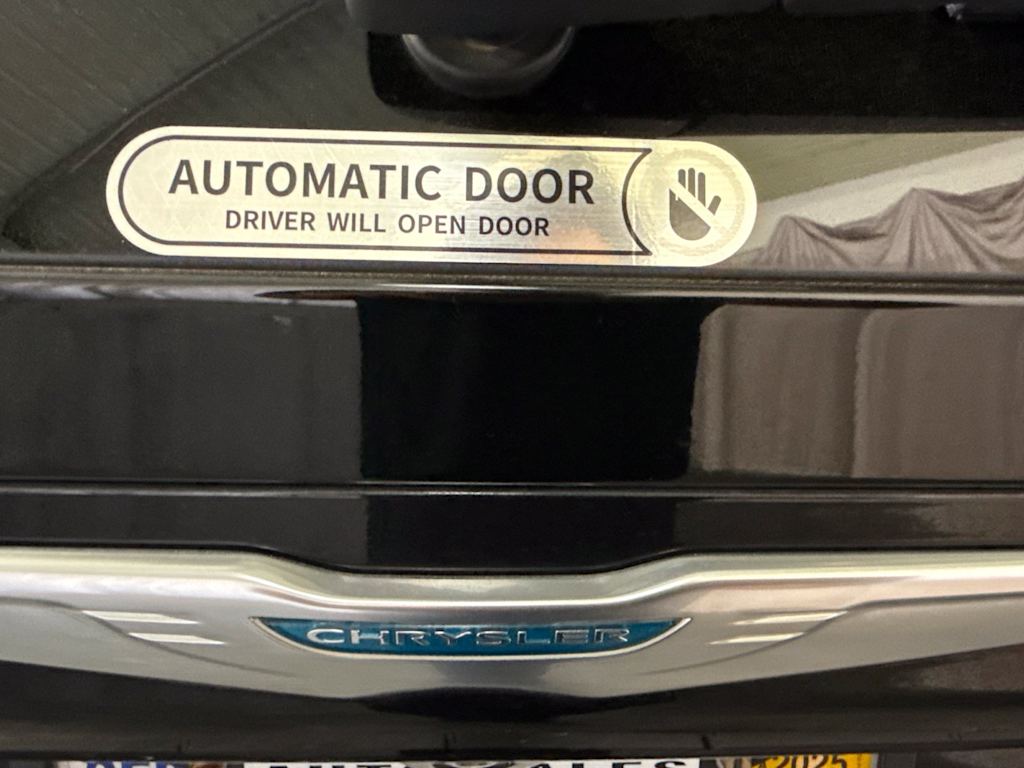 Thumbnail: 2018 Chrysler Pacifica - 12