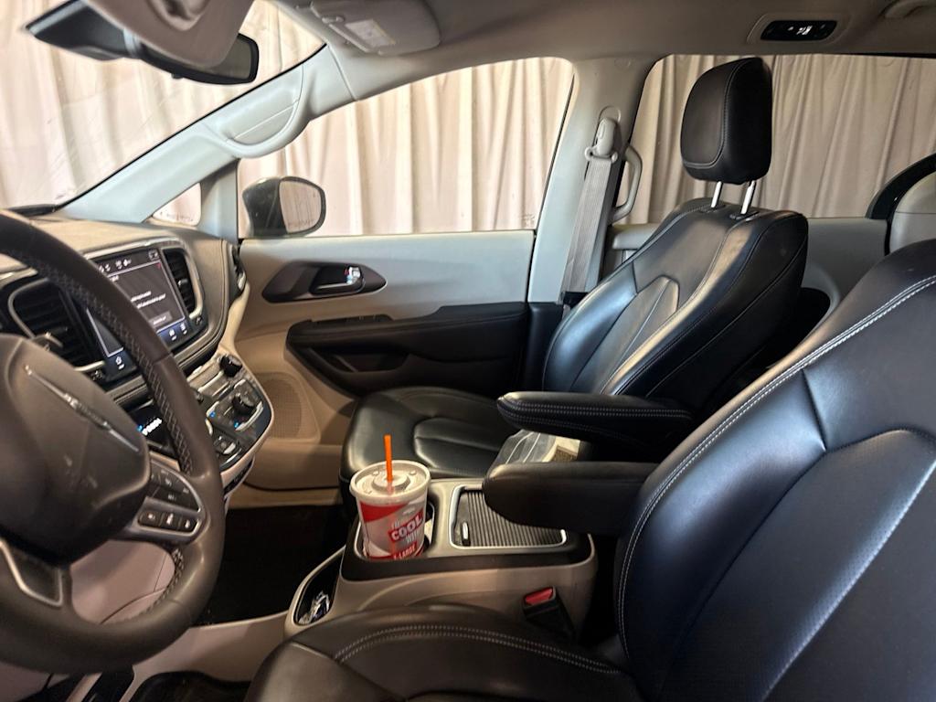 Thumbnail: 2023 Chrysler Pacifica - 9