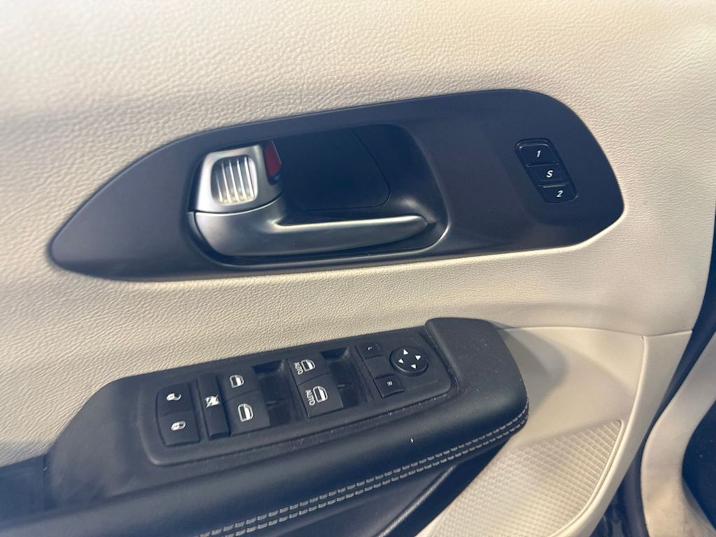 Thumbnail: 2023 Chrysler Pacifica - 22