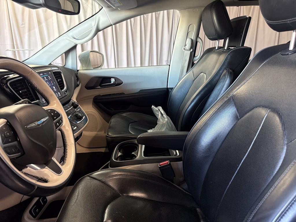 Thumbnail: 2018 Chrysler Pacifica - 9
