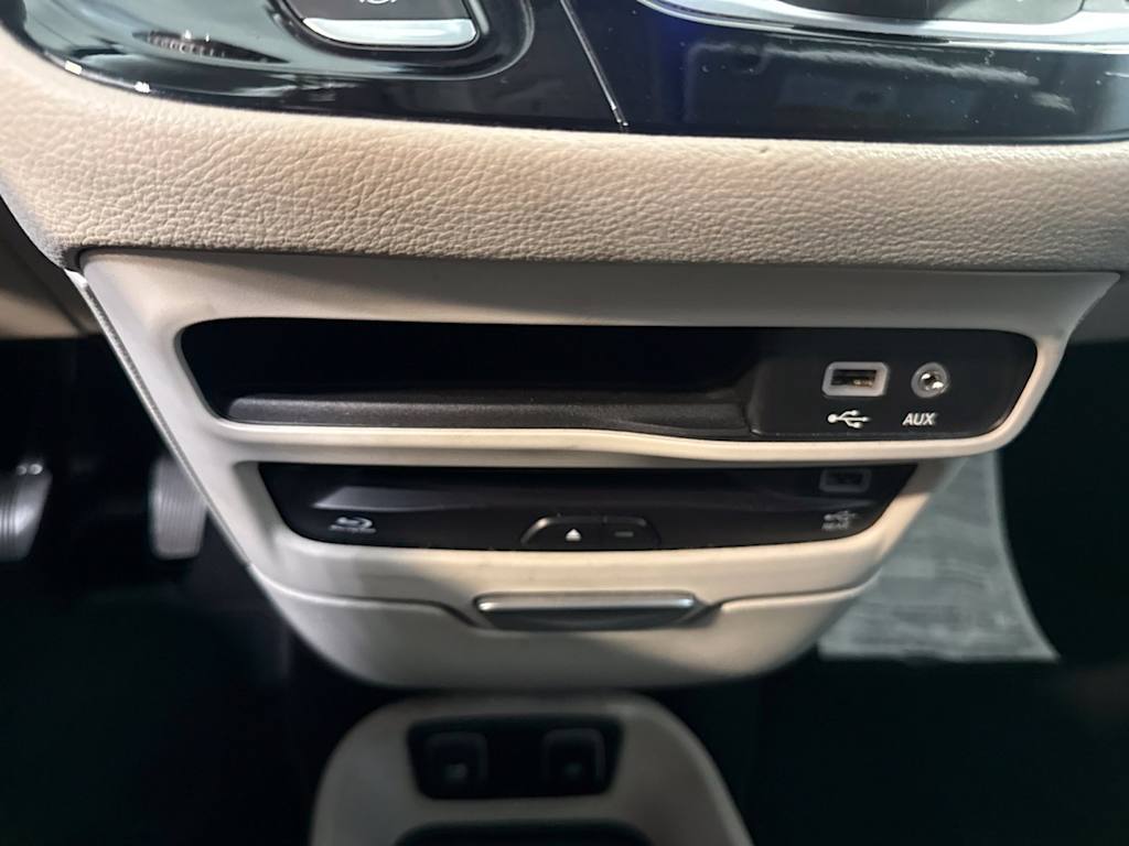 Thumbnail: 2018 Chrysler Pacifica - 30