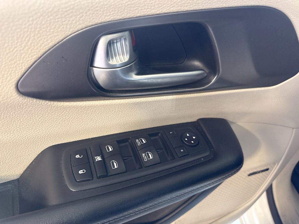 Thumbnail: 2018 Chrysler Pacifica - 24