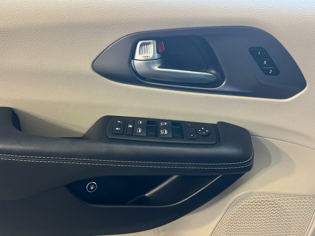 Thumbnail: 2024 Chrysler Pacifica - 21