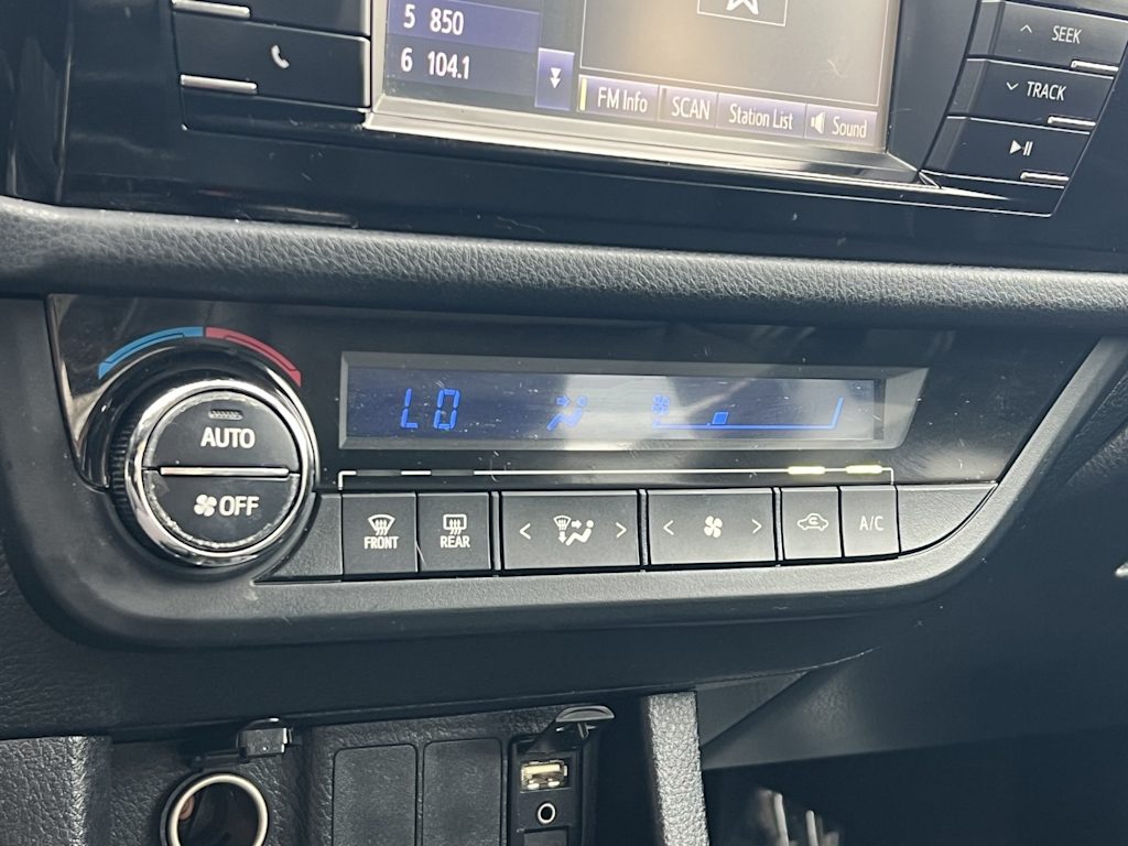 Thumbnail: 2015 Toyota Corolla - 25