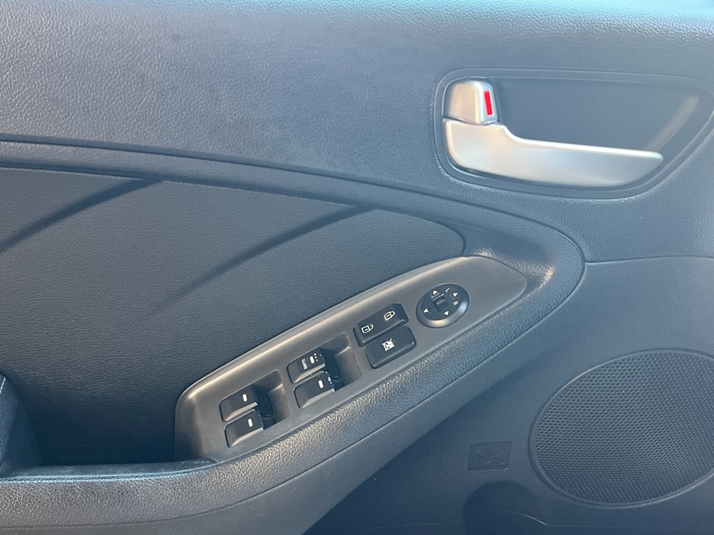 Thumbnail: 2017 Kia Forte - 22