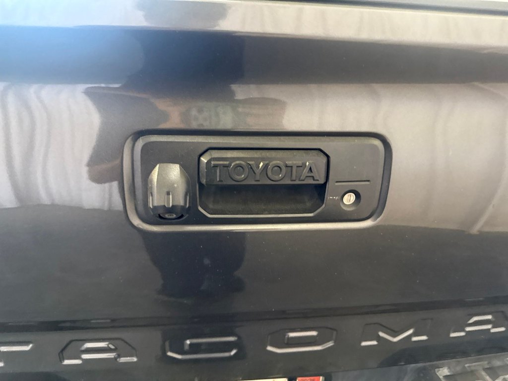 Thumbnail: 2016 Toyota Tacoma - 10
