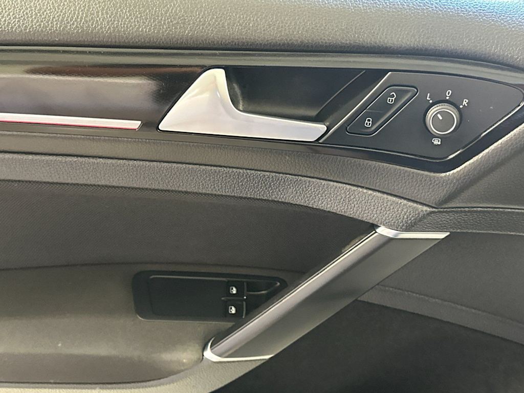 Thumbnail: 2016 Volkswagen Golf - 22