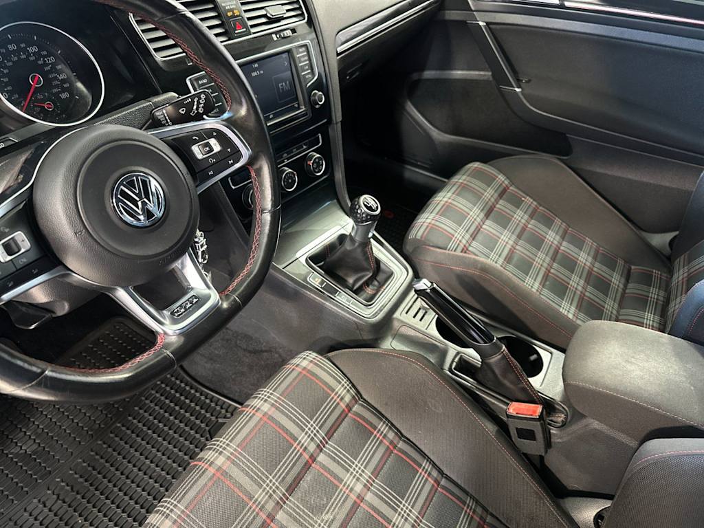 Thumbnail: 2016 Volkswagen Golf - 9