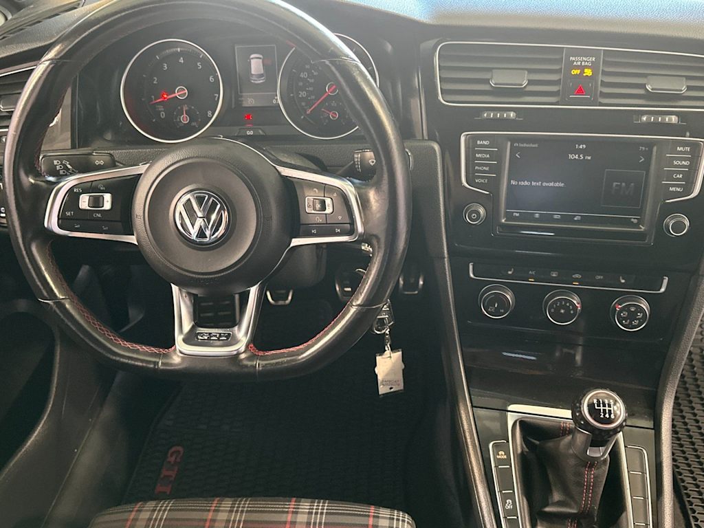 Thumbnail: 2016 Volkswagen Golf - 11