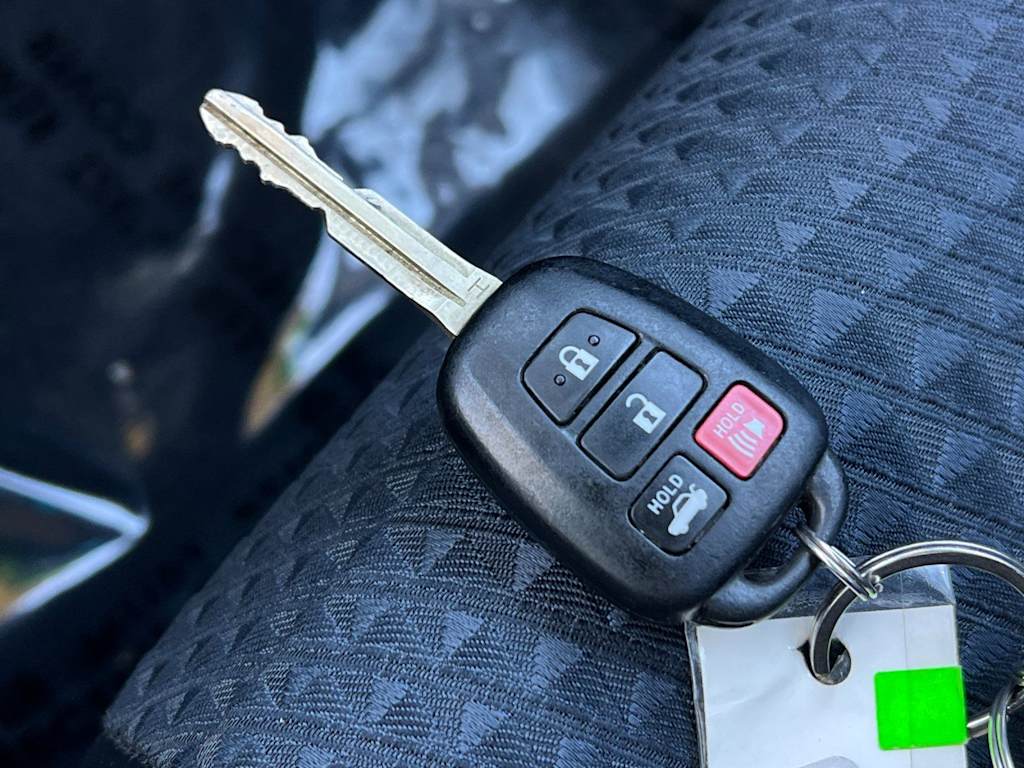 Thumbnail: 2015 Toyota Camry - 16