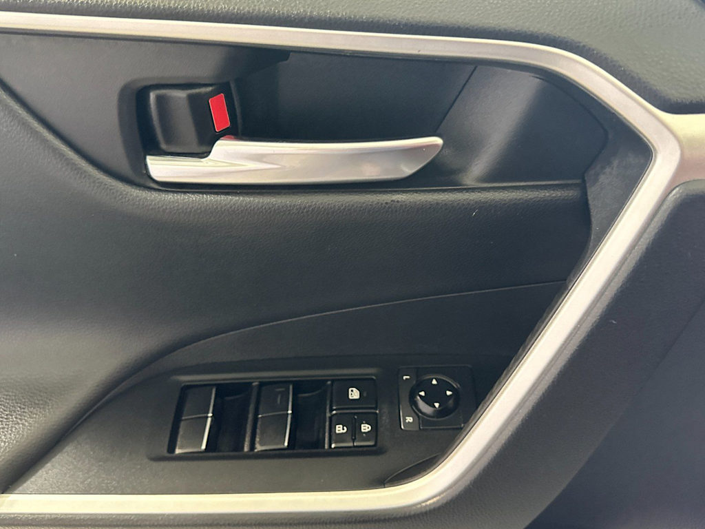Thumbnail: 2021 Toyota RAV4 - 22