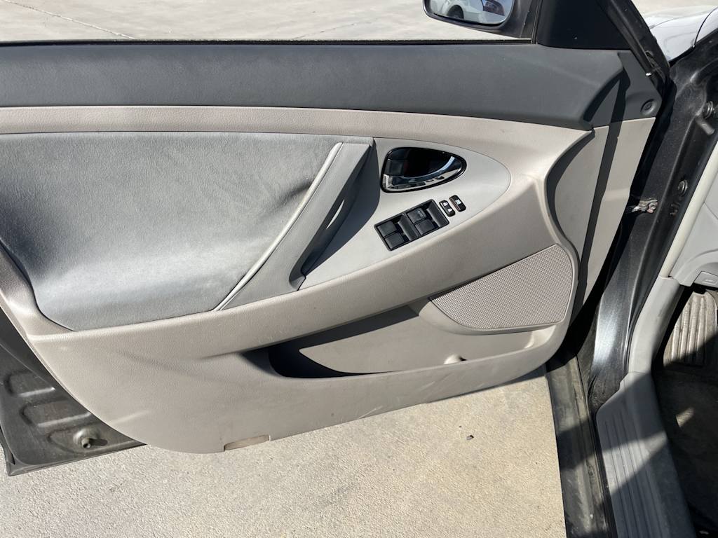 2009 Toyota Camry LE 21