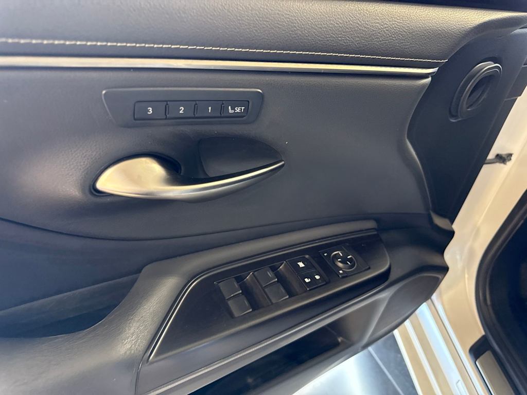 Thumbnail: 2019 Lexus ES - 22