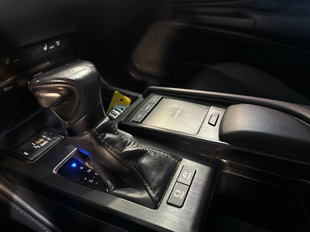 Thumbnail: 2020 Lexus ES - 11