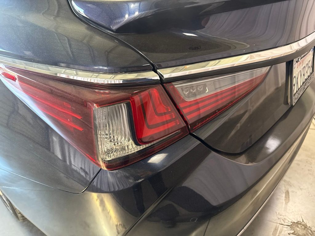 Thumbnail: 2020 Lexus ES - 16