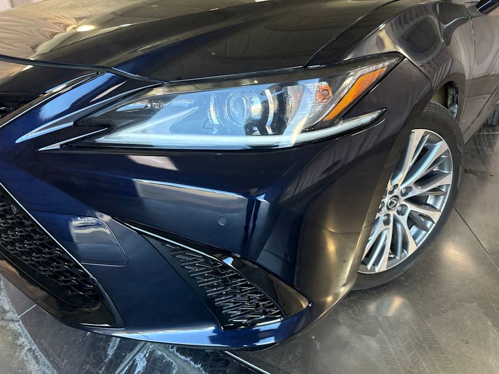 Thumbnail: 2020 Lexus ES - 15