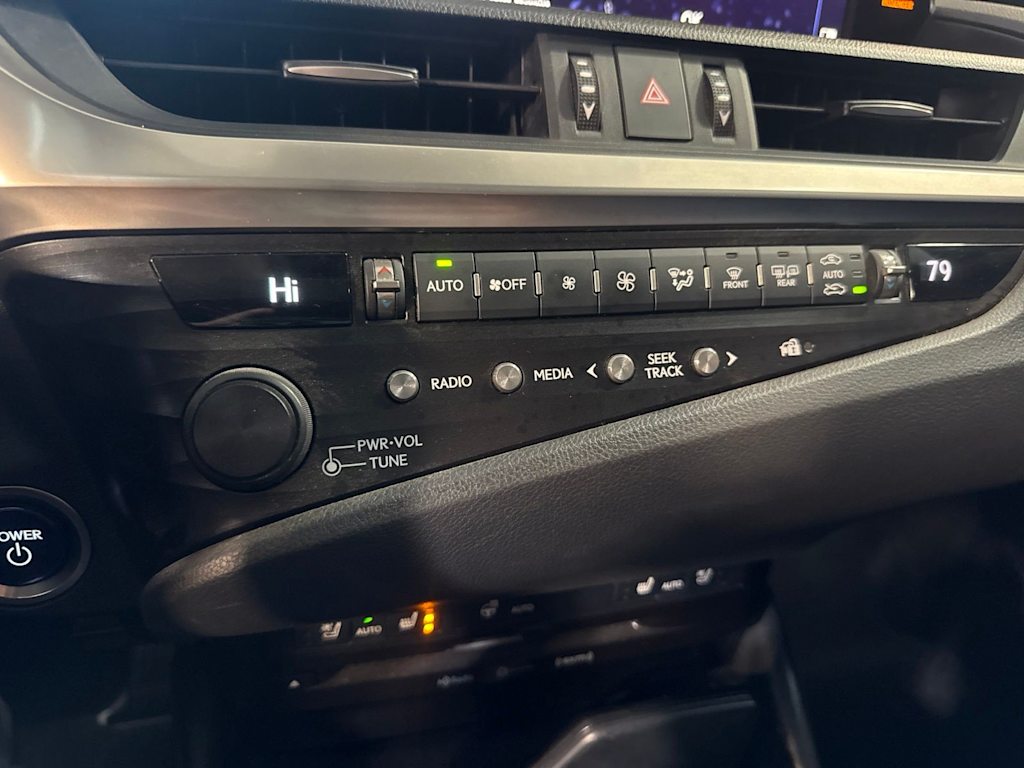 Thumbnail: 2020 Lexus ES - 24
