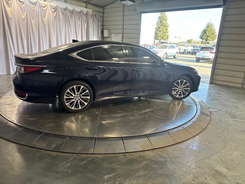 Thumbnail: 2020 Lexus ES - 5