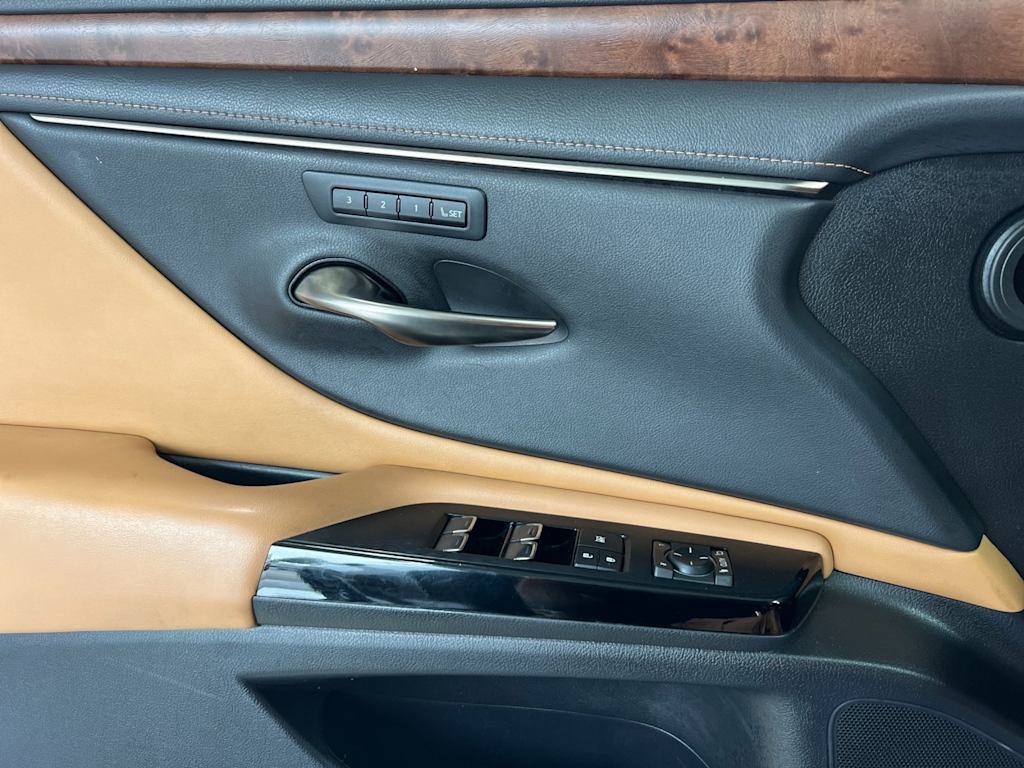 Thumbnail: 2022 Lexus ES - 21