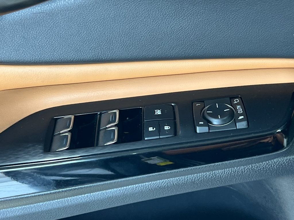 Thumbnail: 2022 Lexus ES - 22