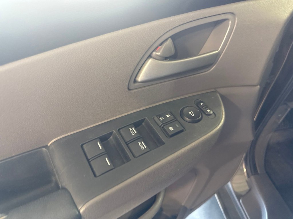 Thumbnail: 2011 Honda Odyssey - 21