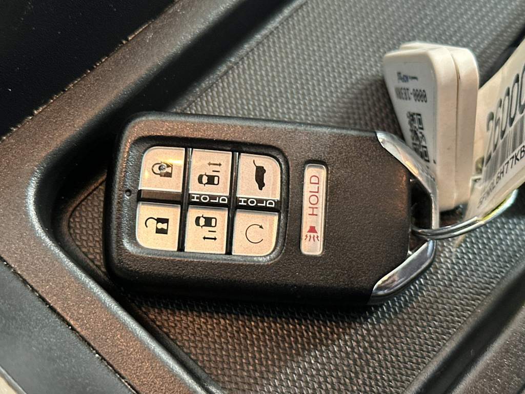 Thumbnail: 2019 Honda Odyssey - 16
