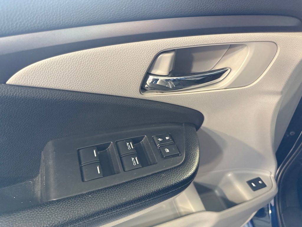 Thumbnail: 2017 Honda Pilot - 19