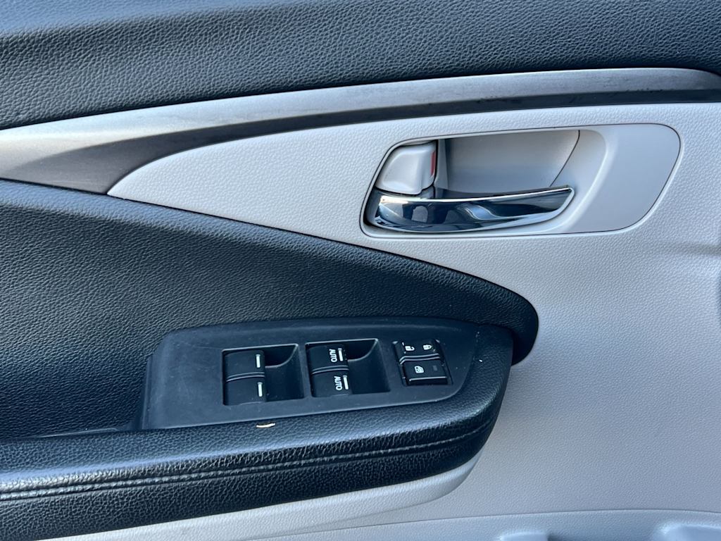 Thumbnail: 2017 Honda Pilot - 22