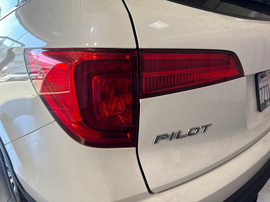 Thumbnail: 2017 Honda Pilot - 17