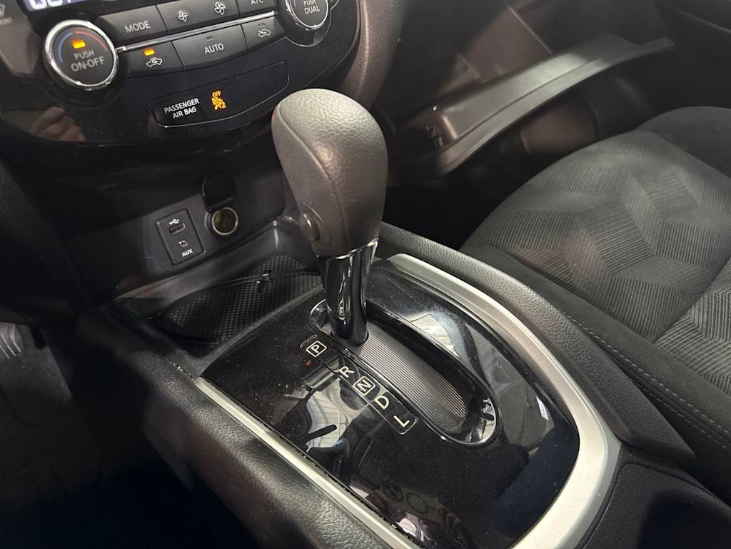 Thumbnail: 2015 Nissan Rogue - 9