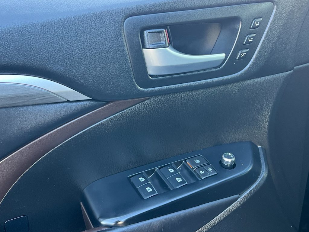 Thumbnail: 2018 Toyota Highlander - 21