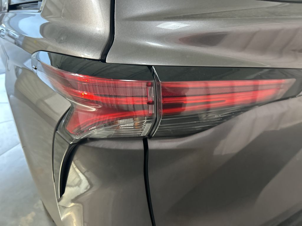 Thumbnail: 2021 Toyota Sienna - 23