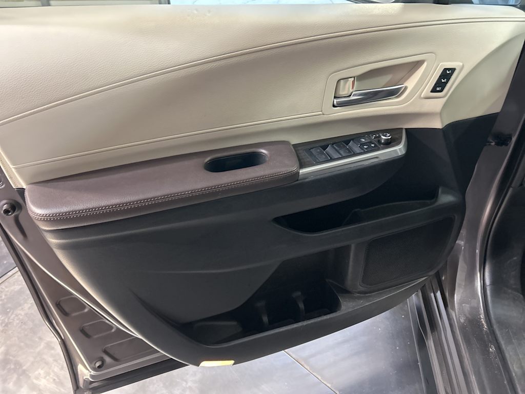 Thumbnail: 2021 Toyota Sienna - 28