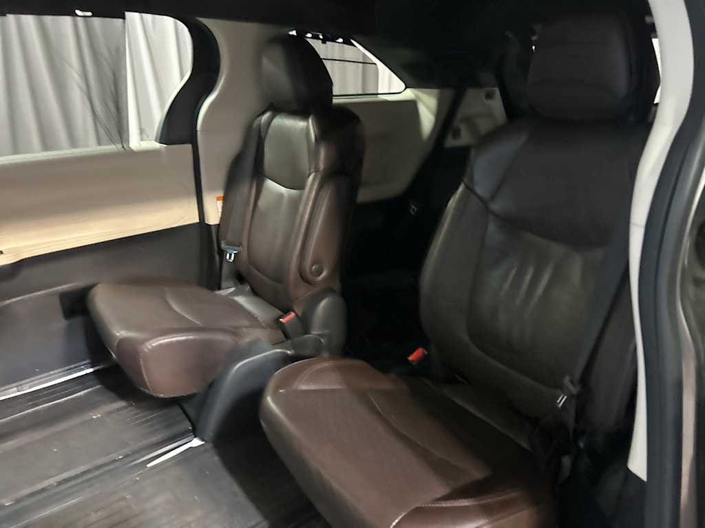 Thumbnail: 2021 Toyota Sienna - 27